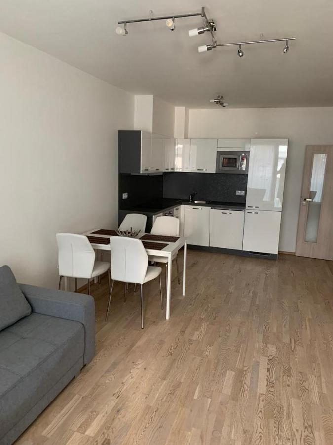 Apartmán Garden Tower - 8 Min Do Centra, Garaz