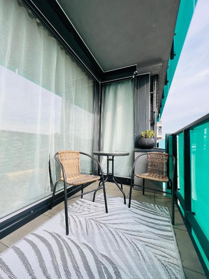 White Pearl With Parking In Holesovice *