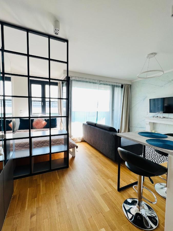 White Pearl With Parking In Holesovice Praha