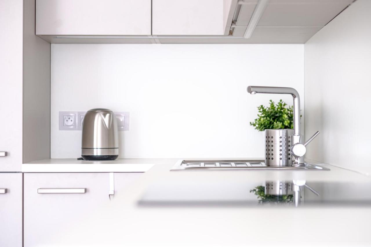Newly Built In Vibrant Neighbourhood Apartment *