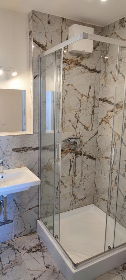 One Bedroom Penthouse # 82 In The Brand New Building Close To The Center With Free Parking Lägenhet Prag