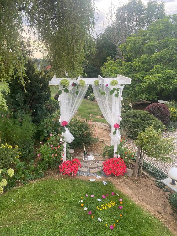 Apartment Royal Garden With A Pool Prague