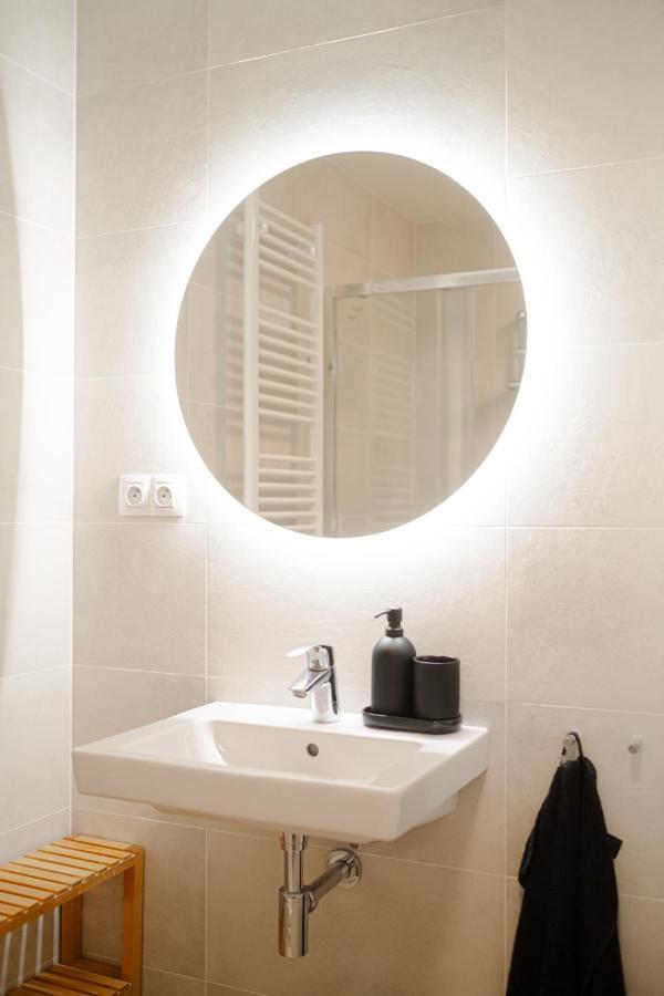 Newly Built In Vibrant Neighbourhood * Prag