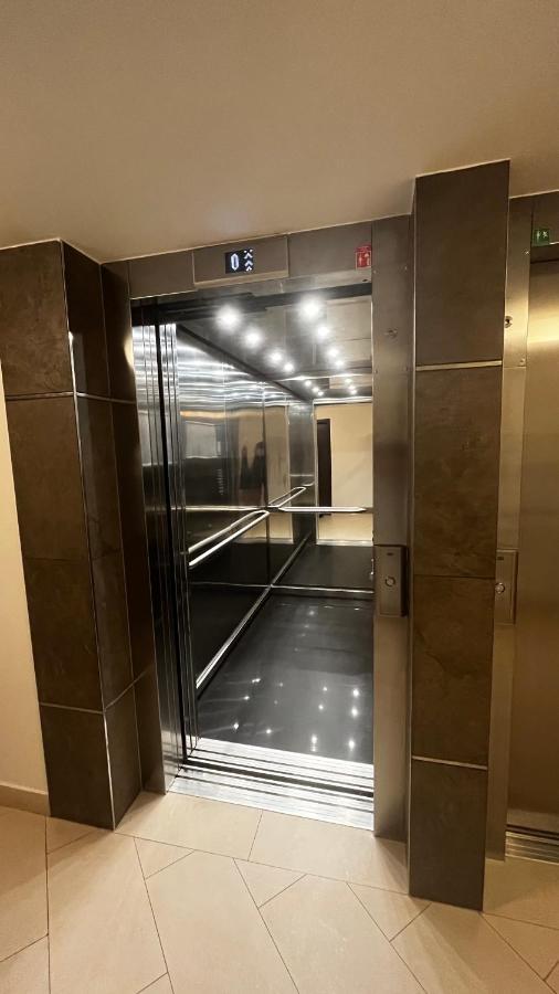 Apartmán Garden Tower - 8 Min Do Centra, Garaz