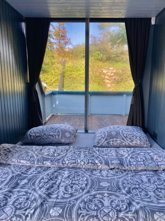 Houseboat - Place In *