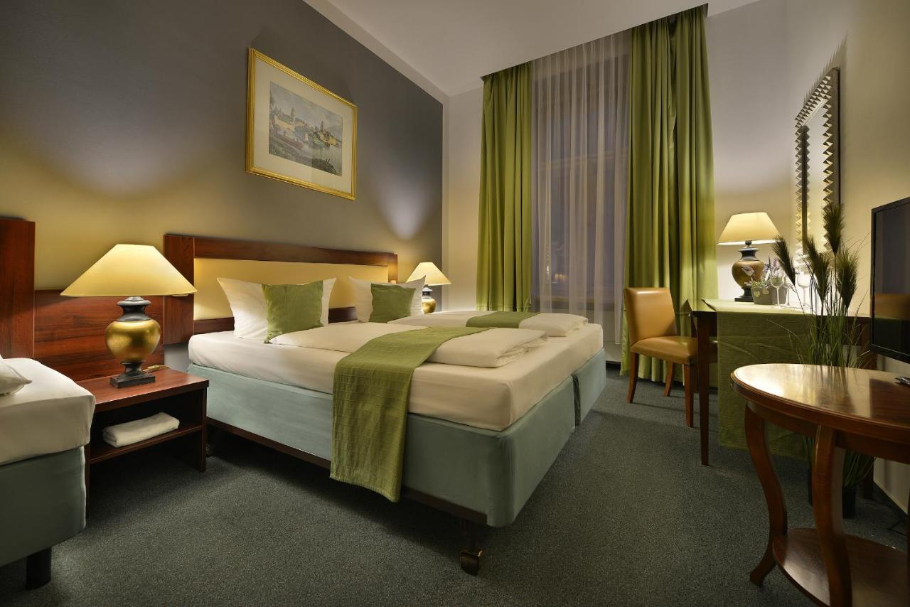 Season Three Stars Hotel