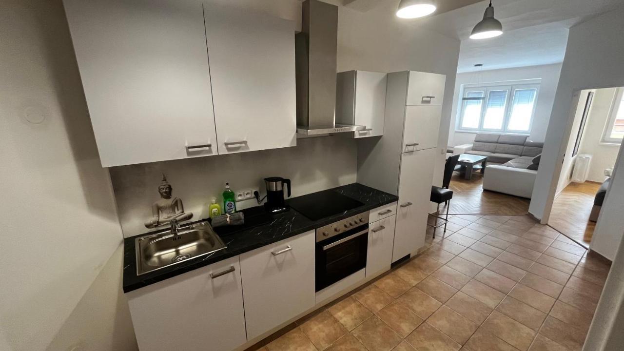 3 Apartman S Balkonem Prag