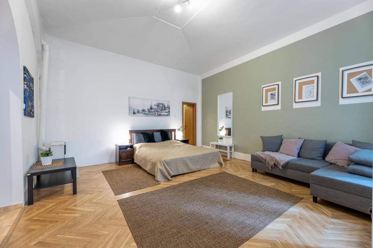 Spacious 3 Bedroom In The Heart Of Apartment *