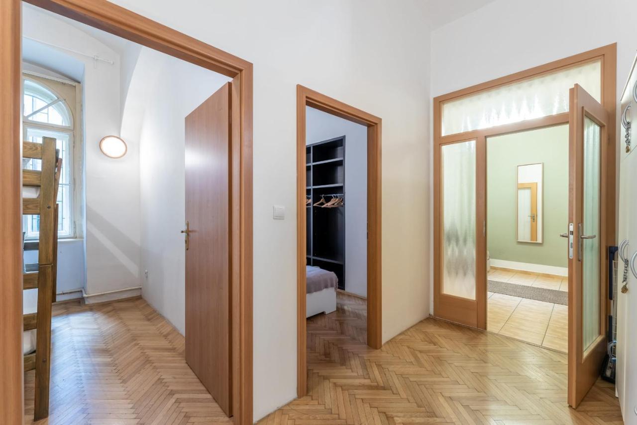 Spacious 3 Bedroom In The Heart Of Prag