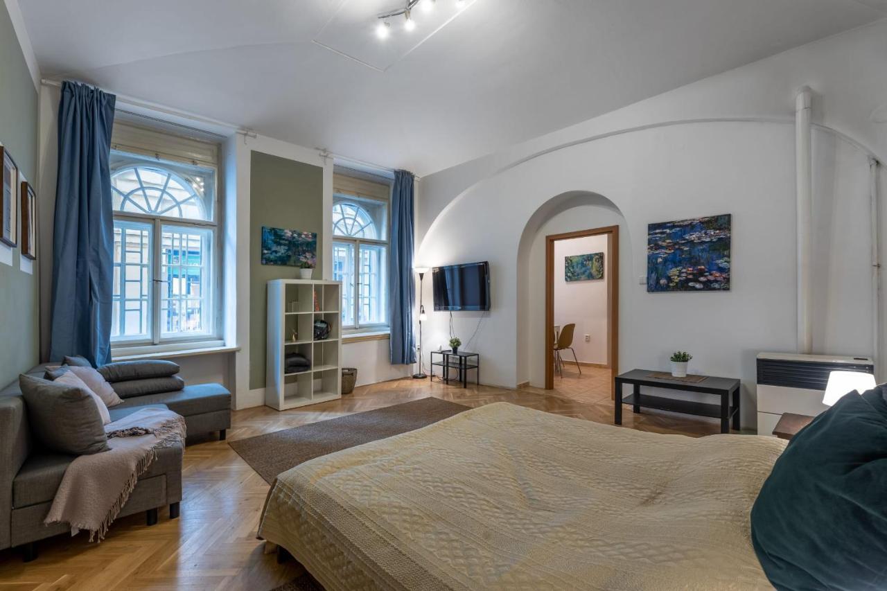 Apartment Spacious 3 Bedroom In The Heart Of *