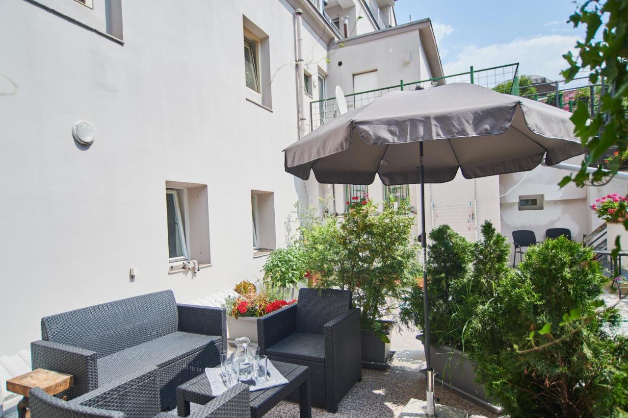 To At Close To Castle With Terrace And Garden Lägenhet Prag