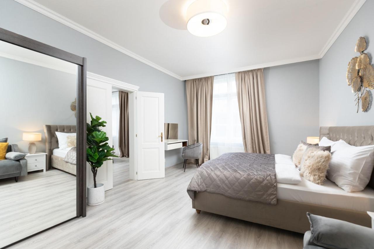 Luxury 150m2 On Wencelas Square With Private Garage Prag