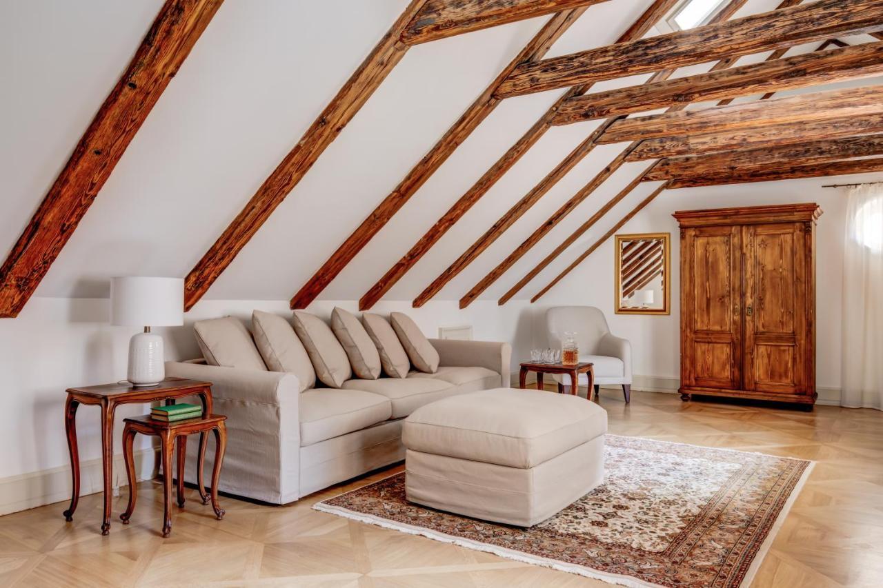 Nerudova 211 Hotel 4*