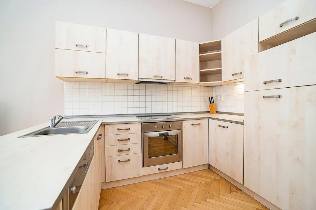 Cozy And Sunny In Uptown Apartment Prag