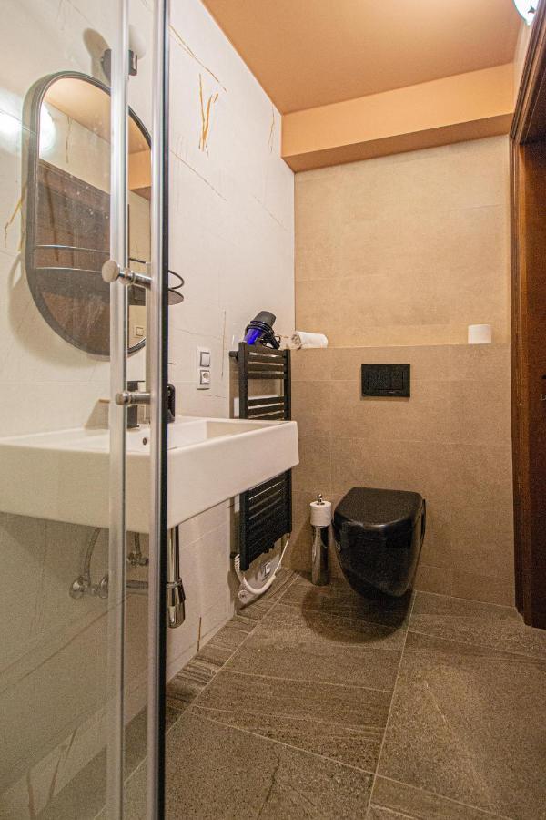 Modern And Spacious In Center Prag
