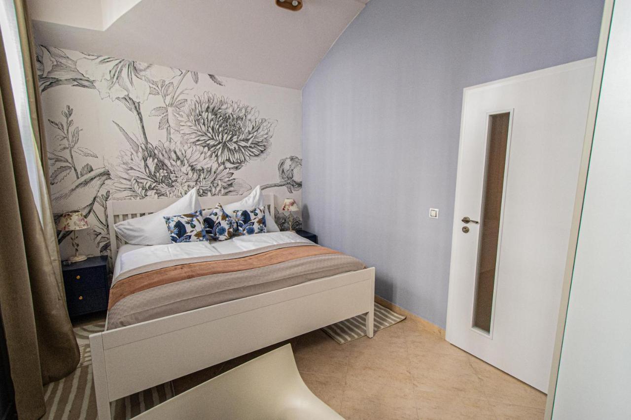 Modern And Spacious In Center *
