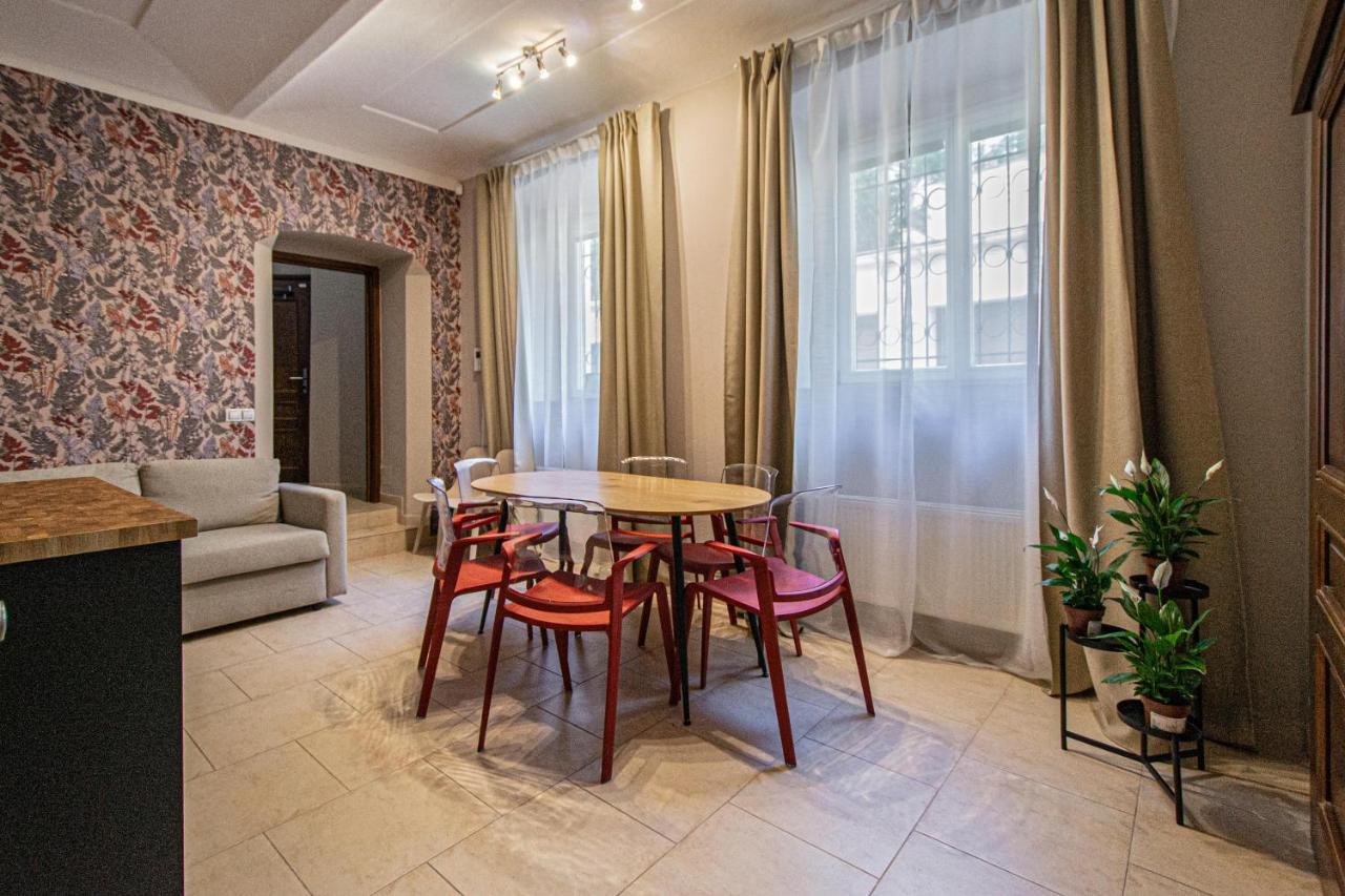 Modern And Spacious In Center *