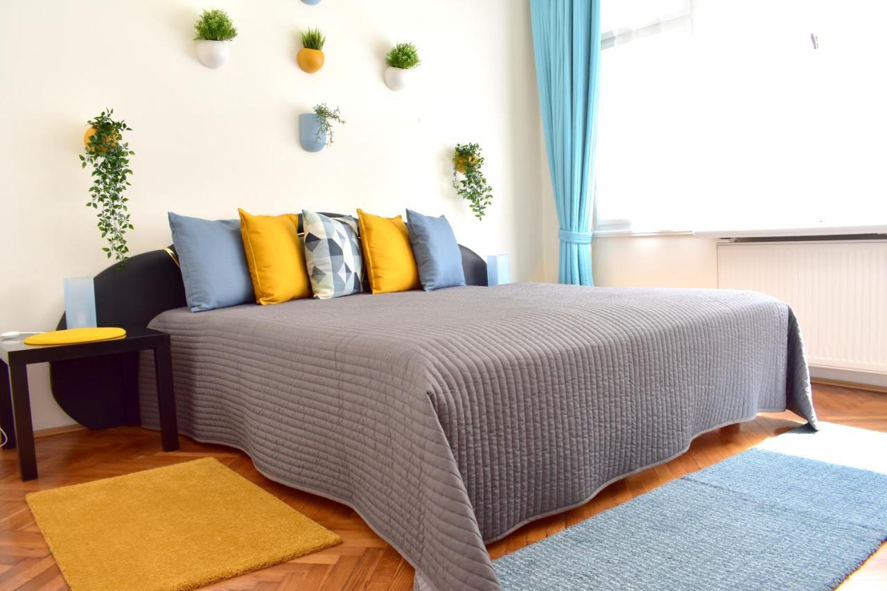 Old Town Konviktska - Bohemian Apartment