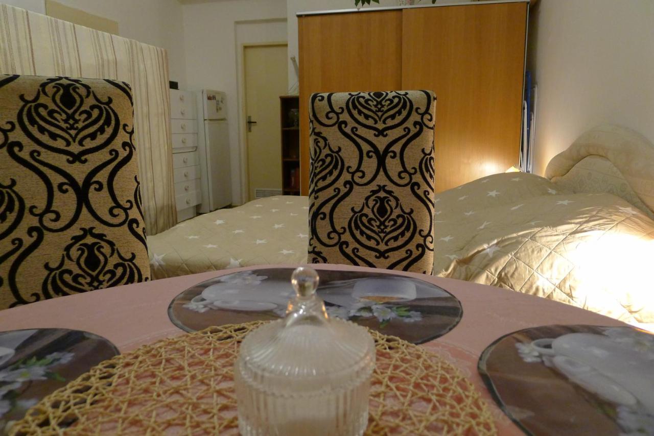 Cozy Modest For 2 Or 3 Persons Rum i privatbostad Prag