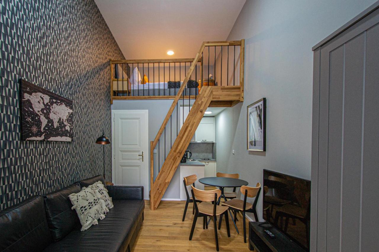 Main Train Station Close To The The Main Square! Apartment