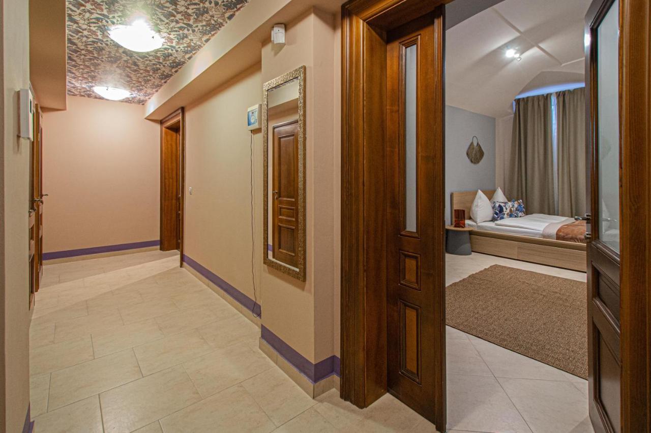 Modern And Spacious In Center Prag