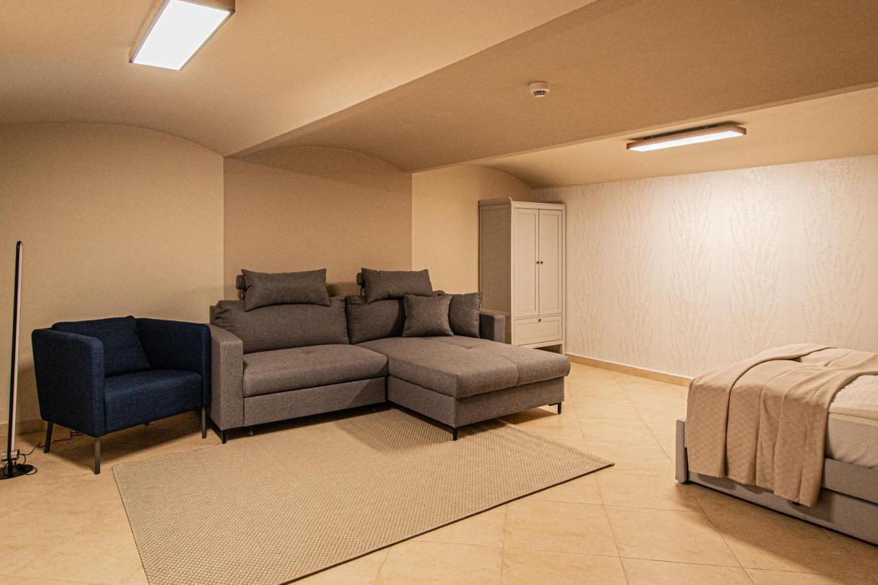 Modern And Spacious In Center Prag
