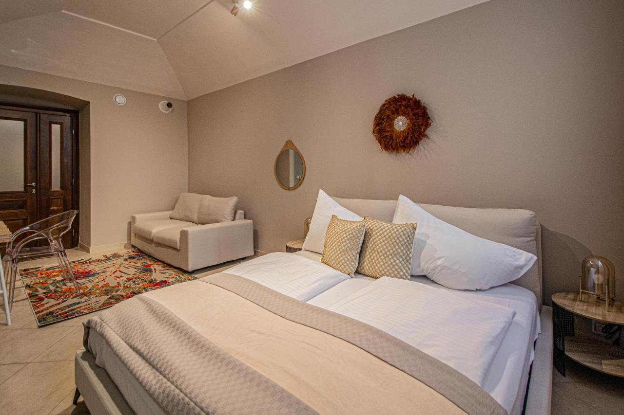 Modern And Spacious In Center *