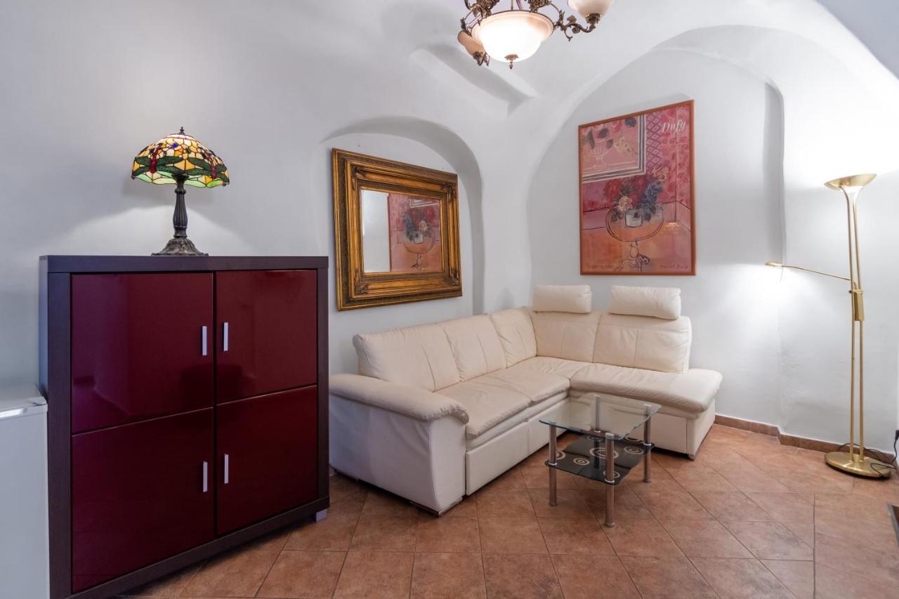Seven Angels Apartment *
