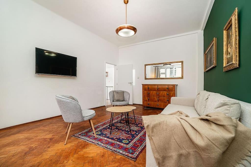 Classic Old Town Apartment *