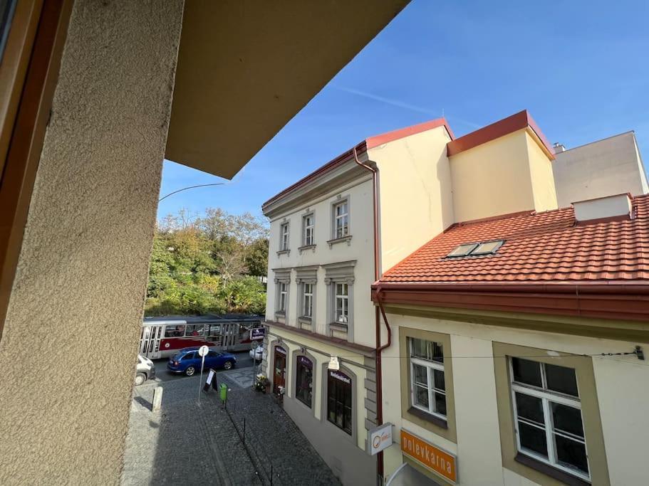 Modern Krymska & Francouzska Street Apartment Prag