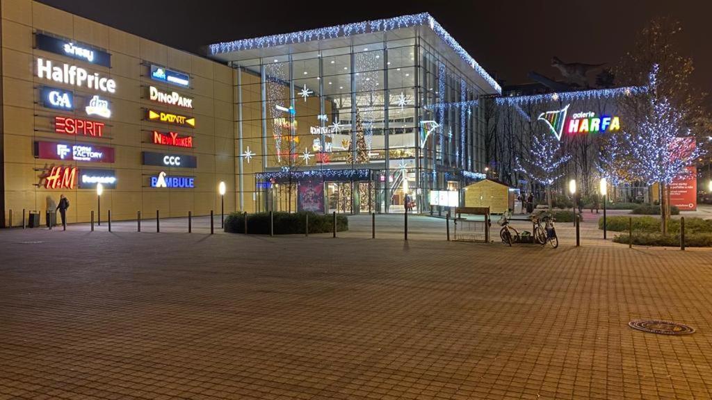 / 10 Min From Center / O2 Arena
