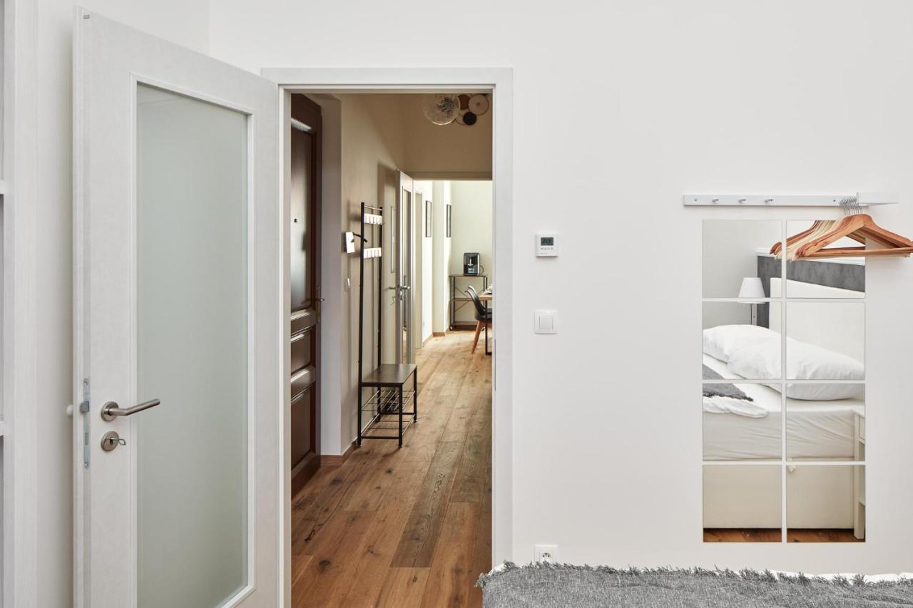 Days - Stylish - Workspace Apartment Prag