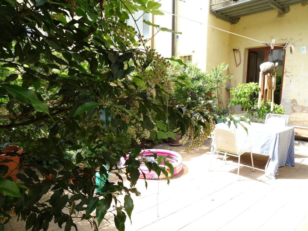 Garden On Art Nouveau Street In Lägenhet *