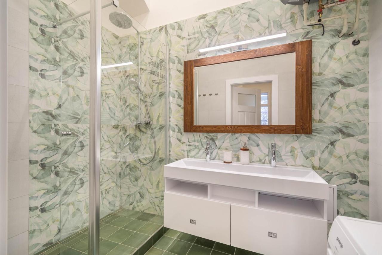 Apartment Centre *