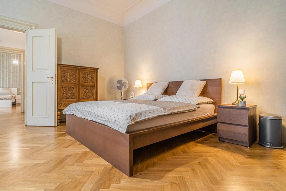 Bright & Spacious At Mala Strana, Charles Bridge 3 Min Of Walk