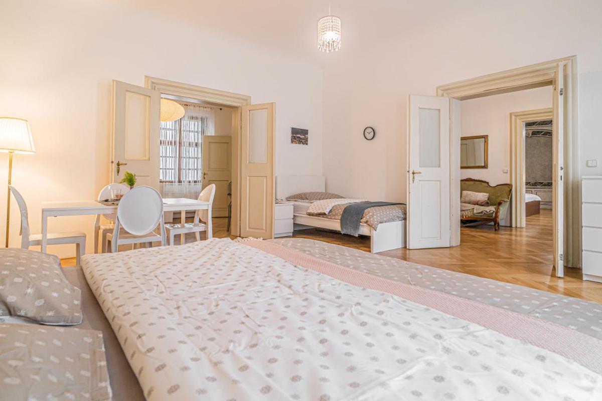 Apartmán Bright & Spacious At Mala Strana, Charles Bridge 3 Min Of Walk *