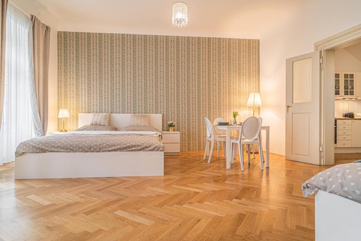 Bright & Spacious At Mala Strana, Charles Bridge 3 Min Of Walk Praha