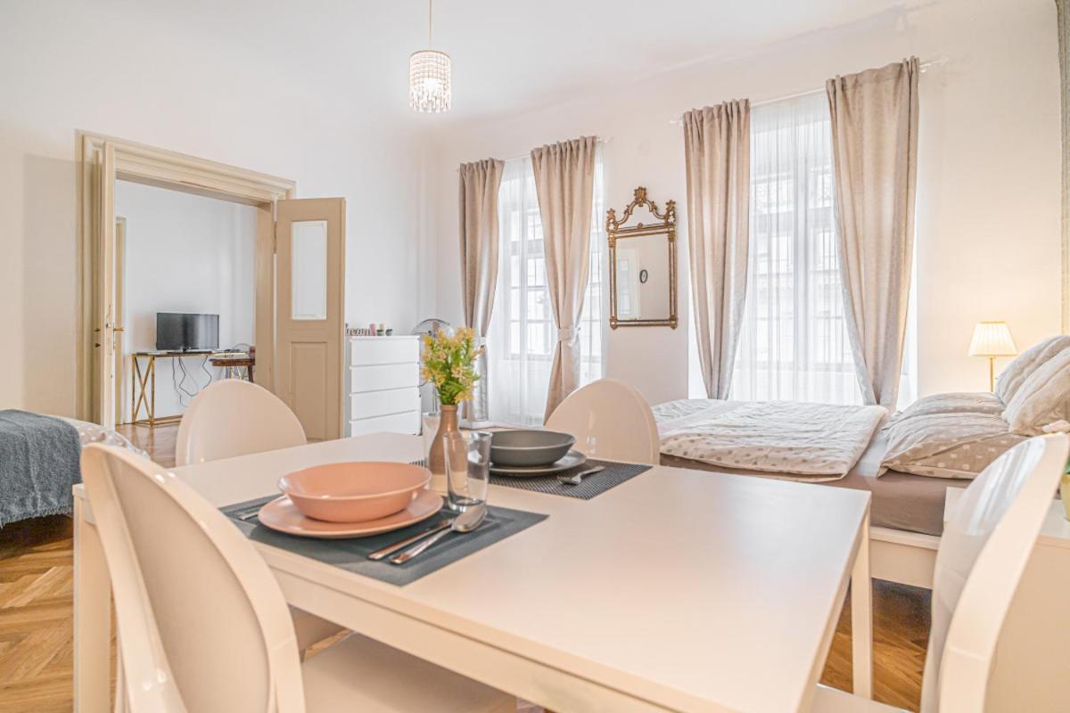 Apartmán Bright & Spacious At Mala Strana, Charles Bridge 3 Min Of Walk Praha