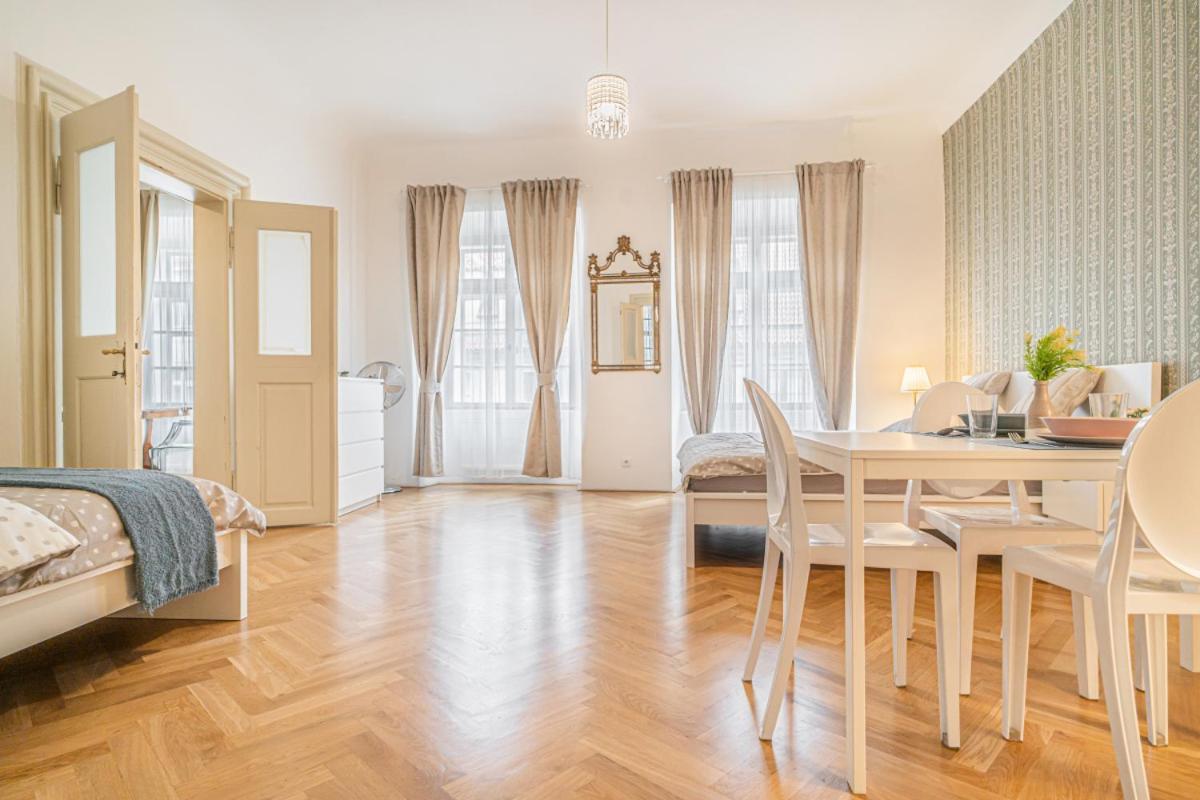 Bright & Spacious At Mala Strana, Charles Bridge 3 Min Of Walk Praha