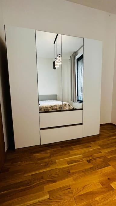 Holesovice, Garden, Garage Apartment *