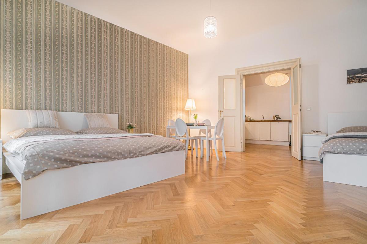 Bright & Spacious At Mala Strana, Charles Bridge 3 Min Of Walk *