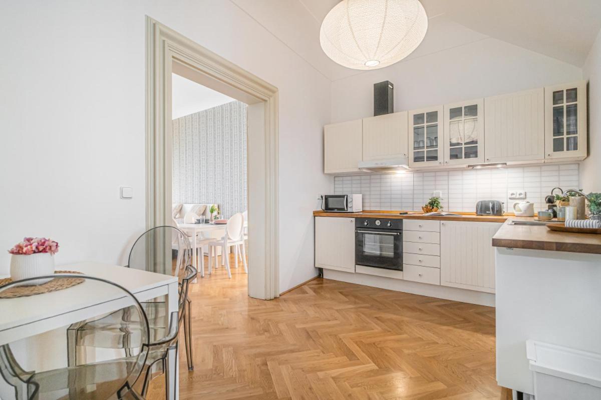 Apartmán Bright & Spacious At Mala Strana, Charles Bridge 3 Min Of Walk