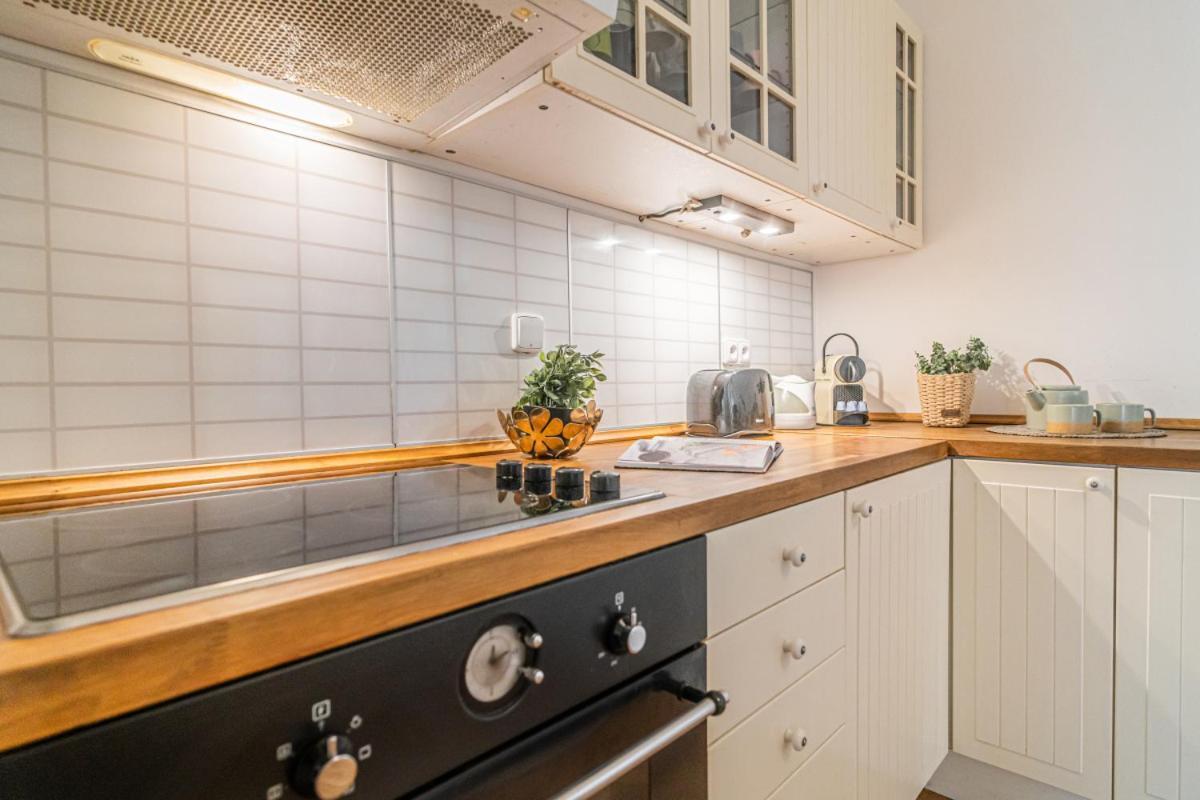 Bright & Spacious At Mala Strana, Charles Bridge 3 Min Of Walk Praha