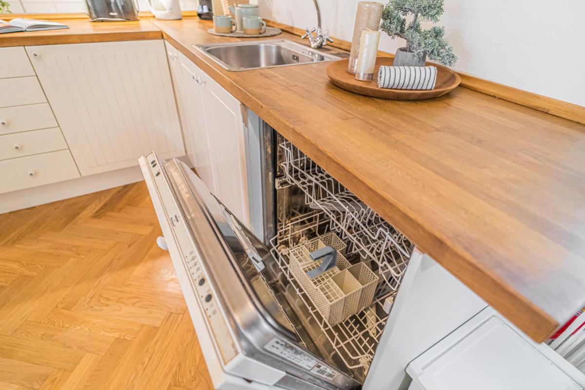 Bright & Spacious At Mala Strana, Charles Bridge 3 Min Of Walk * Praha