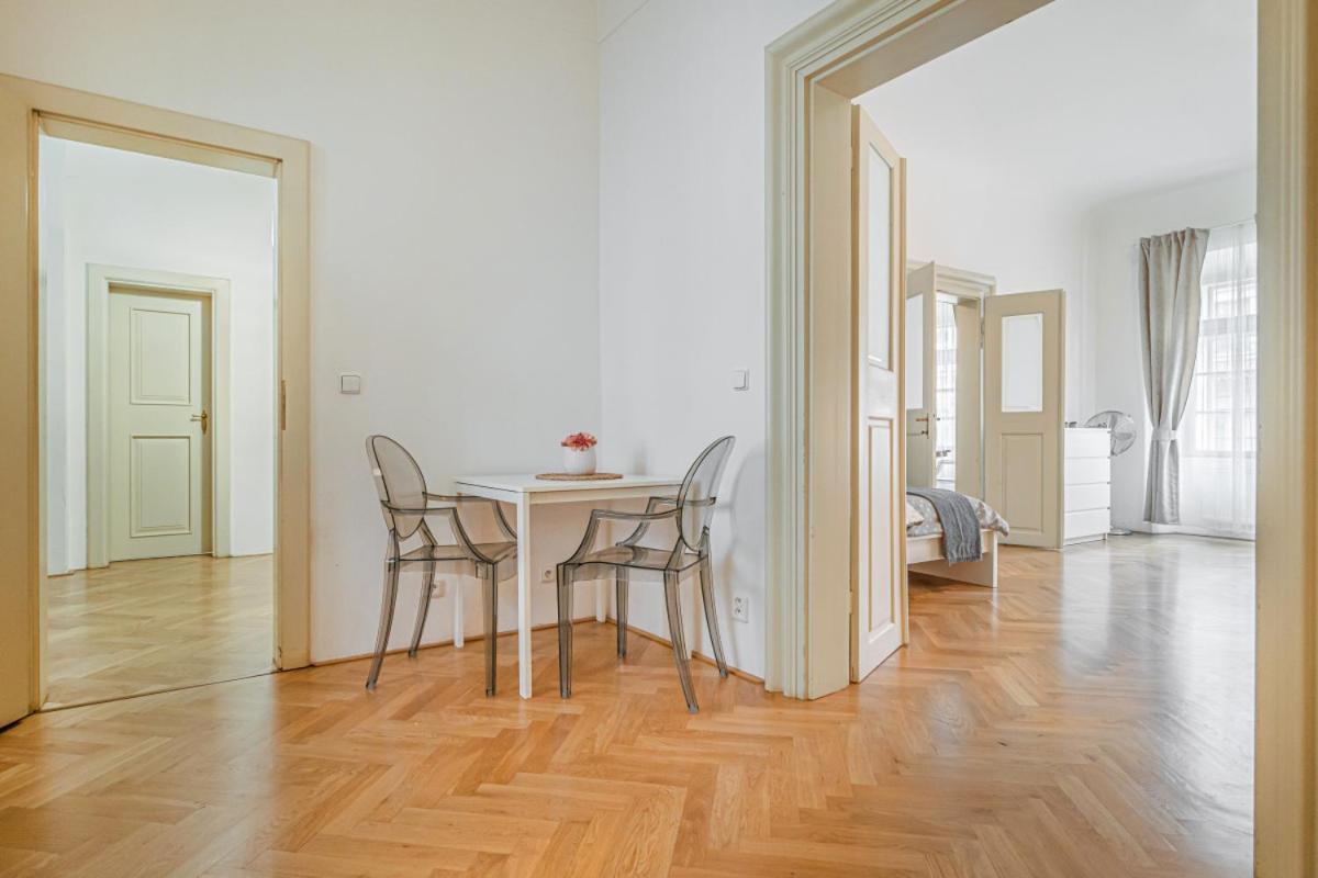 Bright & Spacious At Mala Strana, Charles Bridge 3 Min Of Walk * Praha