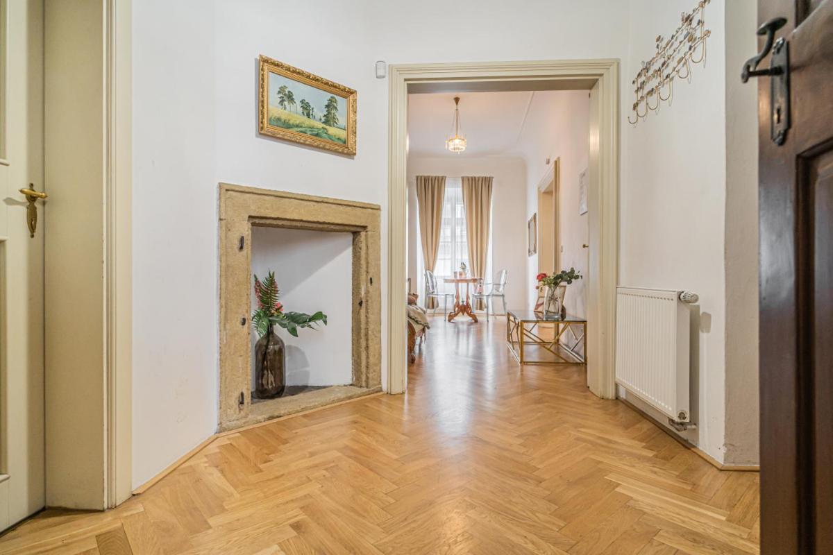 Bright & Spacious At Mala Strana, Charles Bridge 3 Min Of Walk