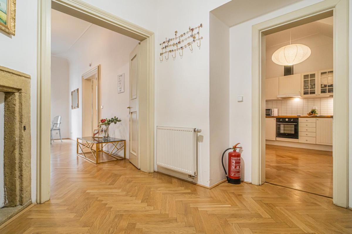 Apartmán Bright & Spacious At Mala Strana, Charles Bridge 3 Min Of Walk Praha