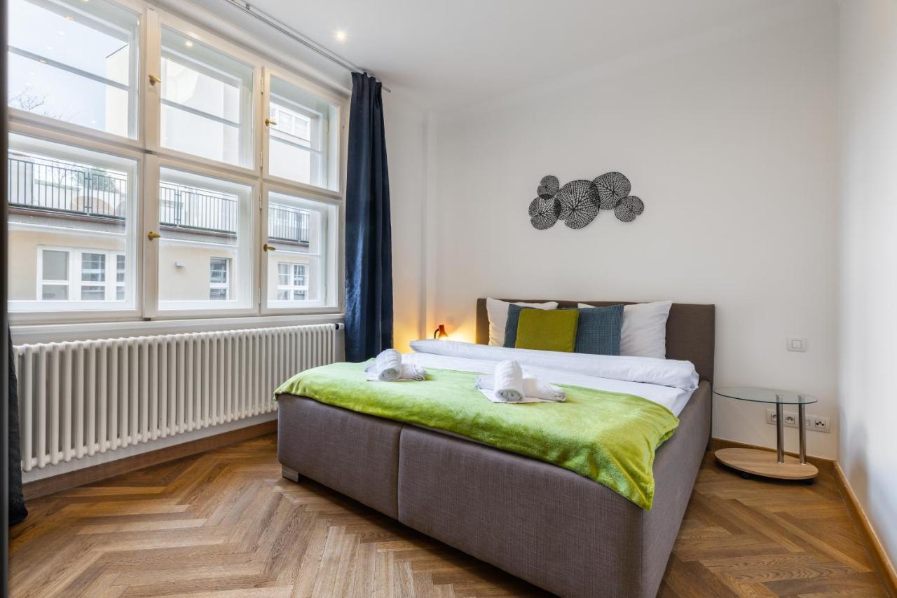 Dlouha Palace - Live In One Of The Streets * Prag