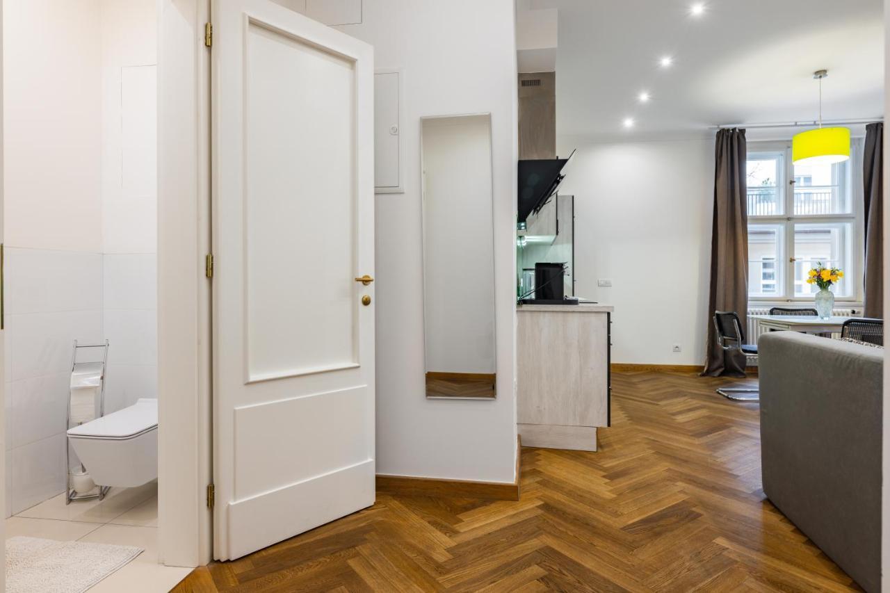 Dlouha Palace - Live In One Of The Streets * Prag