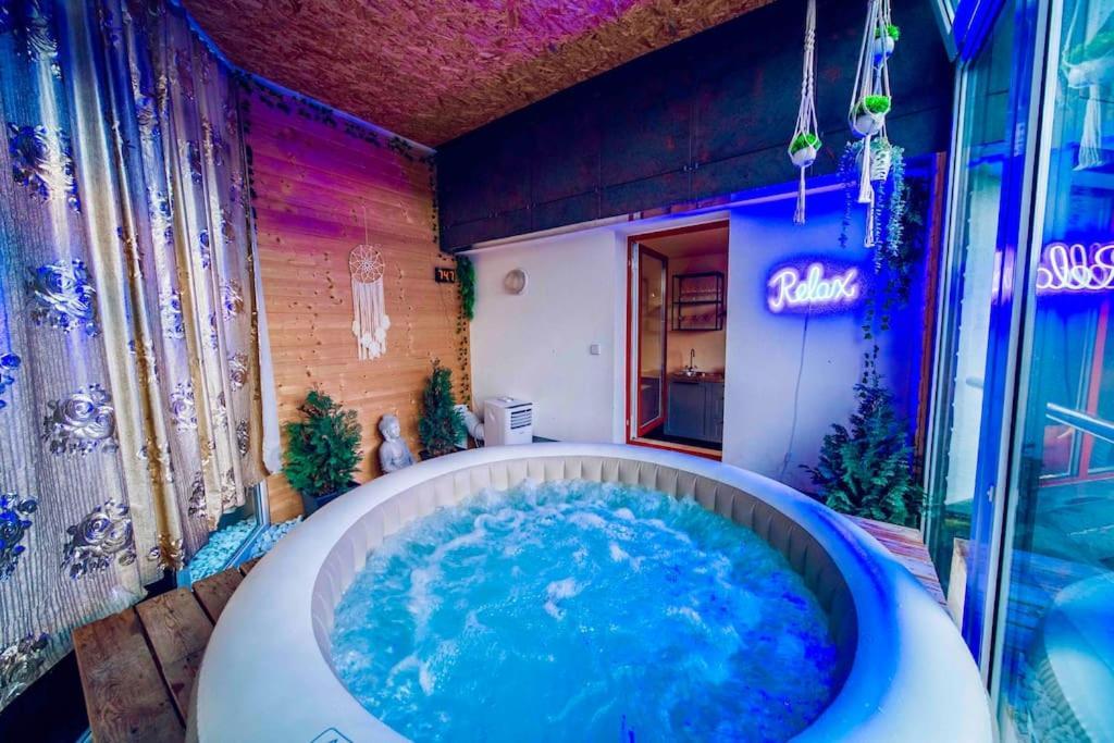 Lovely 3bd - Rooftop - Jacuzzi&sauna Apartment